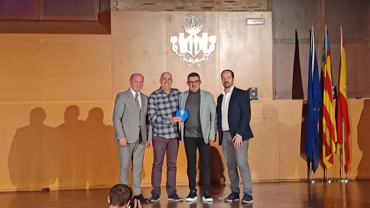 Guillermo Luján, alcalde de Aldaia y Salvador Oliver, presidente del Consell Escolar de la Comunitat Valenciana, entregan el premio al profesorado profesorado Eugenio Henriques y Carlos Jesús Raga.