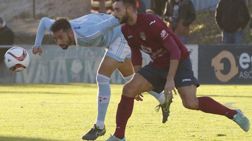 Un lance del partido en Barreiro entre Celta B y Pontevedra. // José Lores