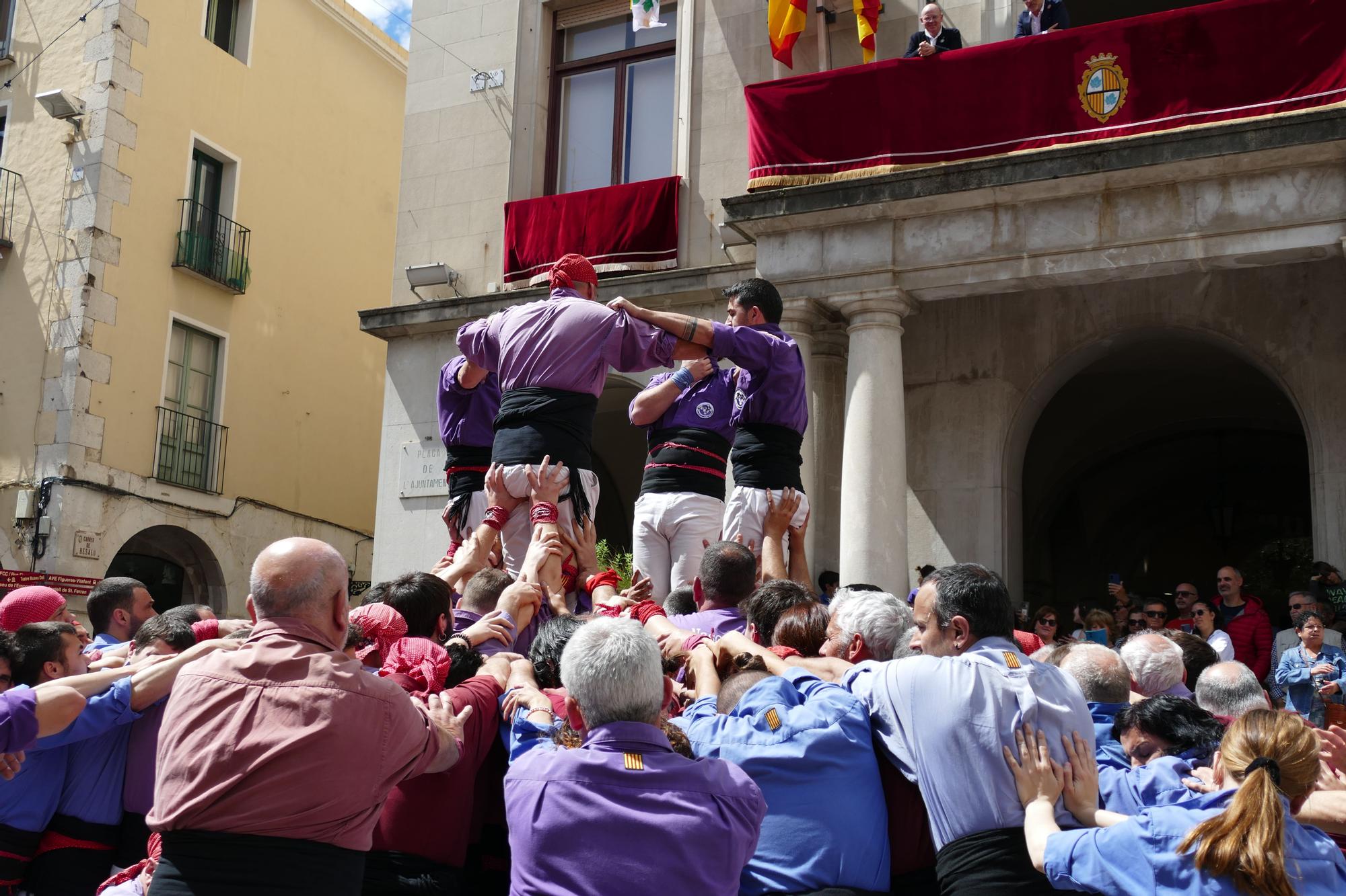 La plaça es tenyeix de colors amb la Diada Castellera de Santa Creu