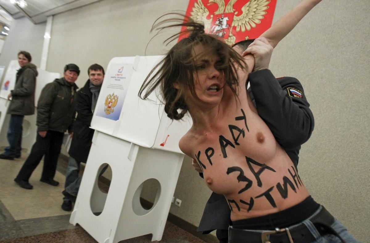 Unes noies del grup Femen es manifesten al col·legi electoral on havia de votar Putin