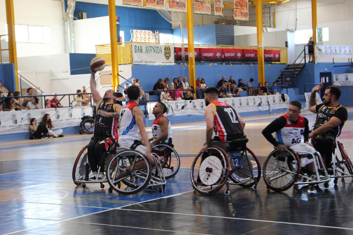 Jugadores de dos equipos de baloncesto en silla de ruedas en un partido en el Genovés.