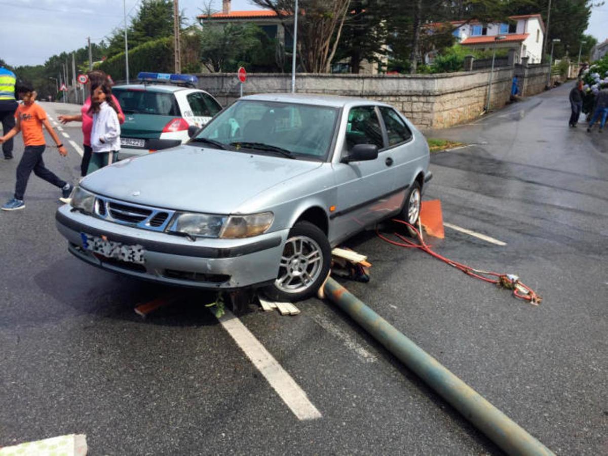 Destrozos en San Vicente do Mar, en O Grove, al reventar el principal depósito de agua