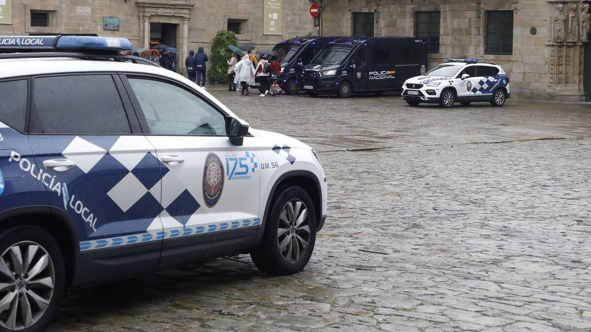 Dos coches patrulla de la Policía Local de Santiago en el Obradoiro