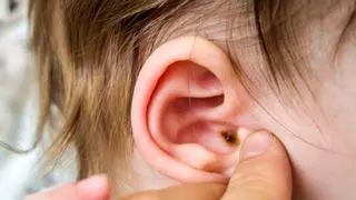 Los mejores consejos para evitar la 'otitis del nadador' en niños pequeños este verano