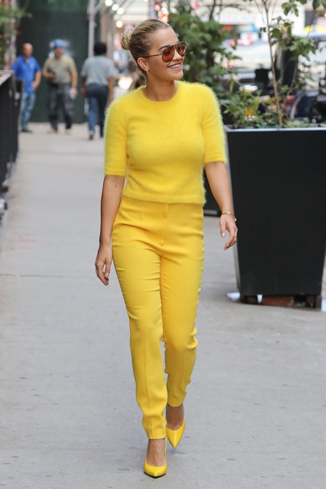 El look 'total yellow' de Rita Ora