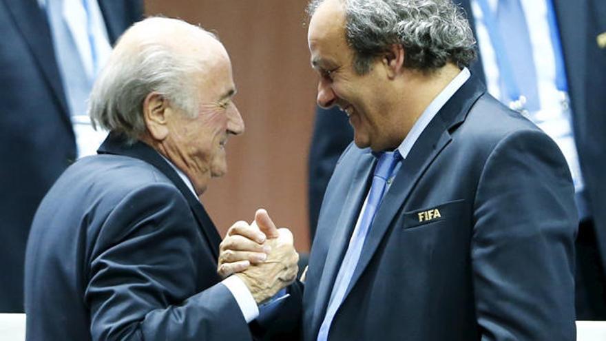 Blatter saluda a PlatiniARND WIEGMANN