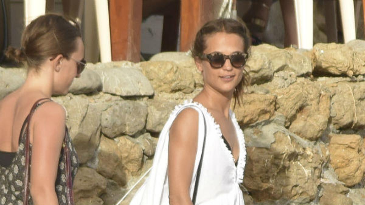 Alicia Vikander con vestido blanco y bolso negro