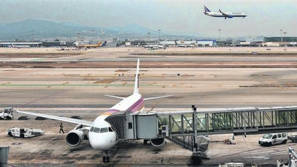 Un avión de Iberia en un hangar de la T-1 del Prat.