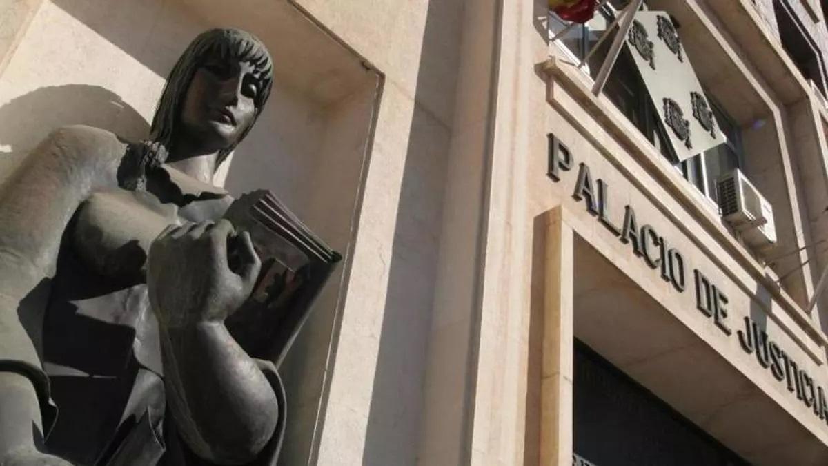Facada de la Audiencia Provincial de Murcia