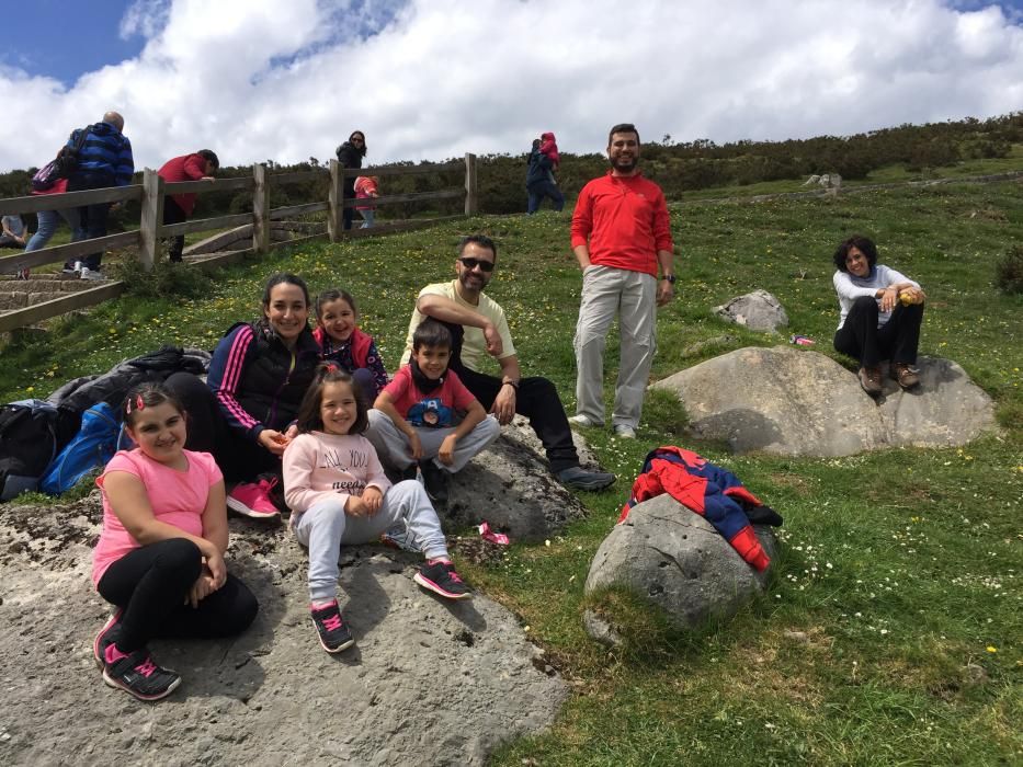 Turistas en los Lagos de Covadonga en el puente de mayo