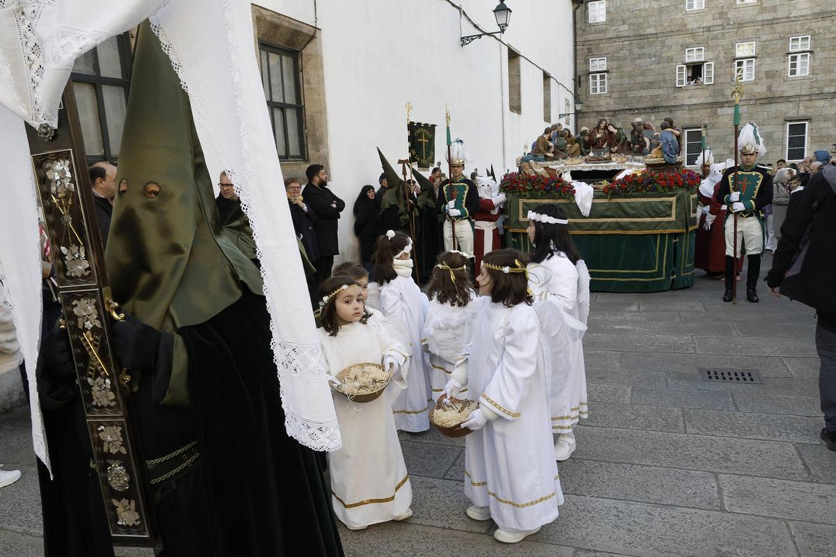 El lavatorio de los pies centra el Jueves Santo y da paso al día con más procesiones de la Semana Santa compostelana El lavatorio de los pies centra el Jueves Santo y da paso al día con más procesiones de la Semana Santa compostelana