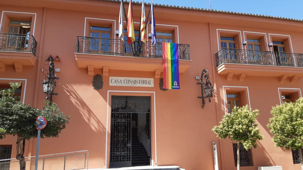 Pancarta LGTBI en en Ayuntamiento de Requena