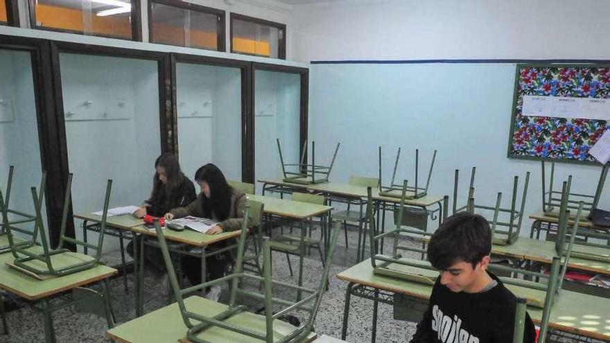 Una de las aulas del IES Castro Alobre, con pocos alumnos. // Iñaki Abella