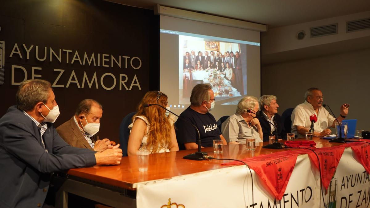 Mesa redonda con algunos de los integrante de la primera comisión de festejos