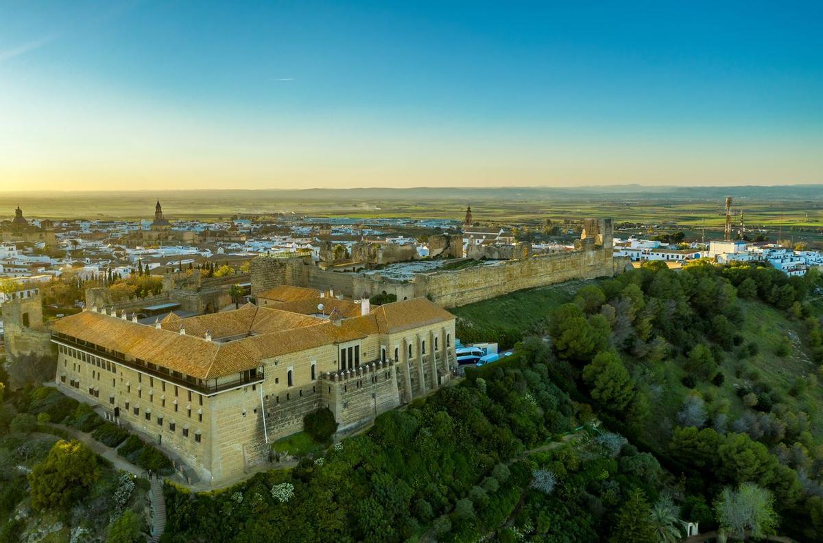 El Parador de Carmona, una joya histórica que permite dormir en un alcázar árabe del siglo XIV