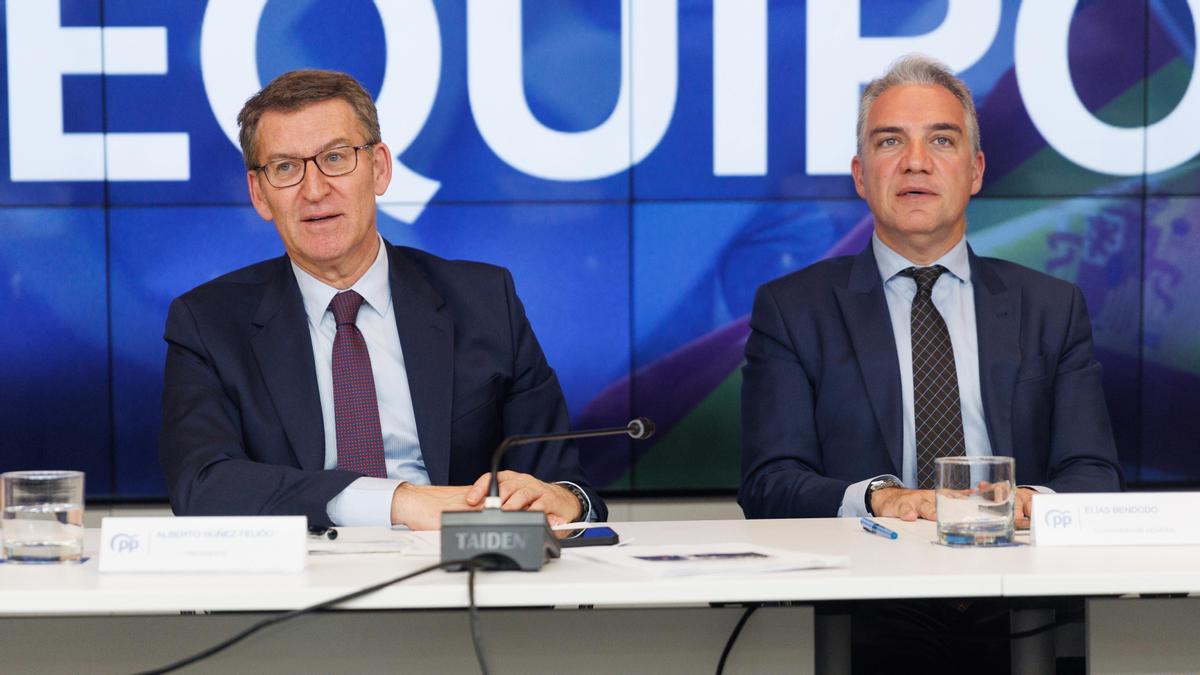 Alberto Núñez Feijóo y Elías Bendodo, durante la reunión del Comité Ejecutivo Nacional de este lunes.