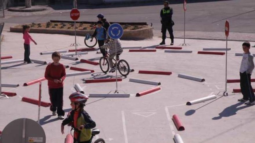 El parque móvil infantil de tráfico en Onil.