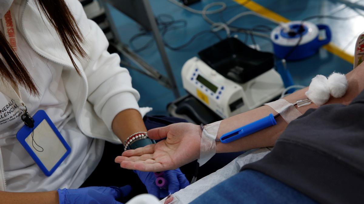 Imagen de una persona donando sangre.