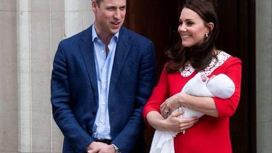 Los duques de Cambridge con su hijo Luis.