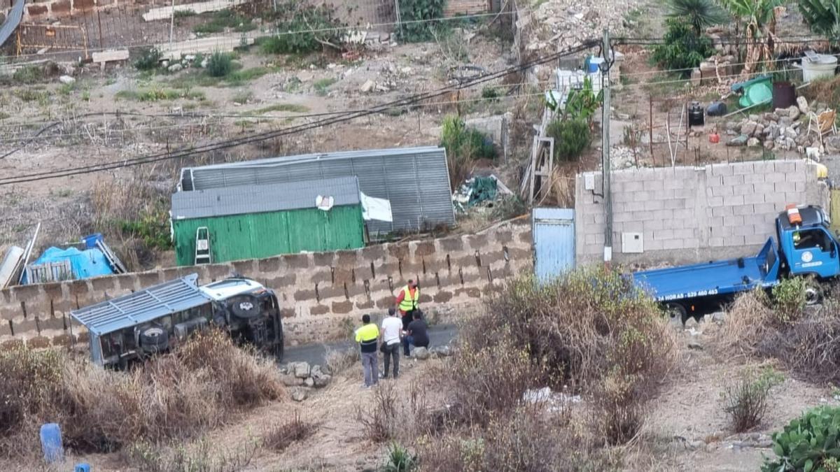 El camión volcado esta tarde en Arucas.