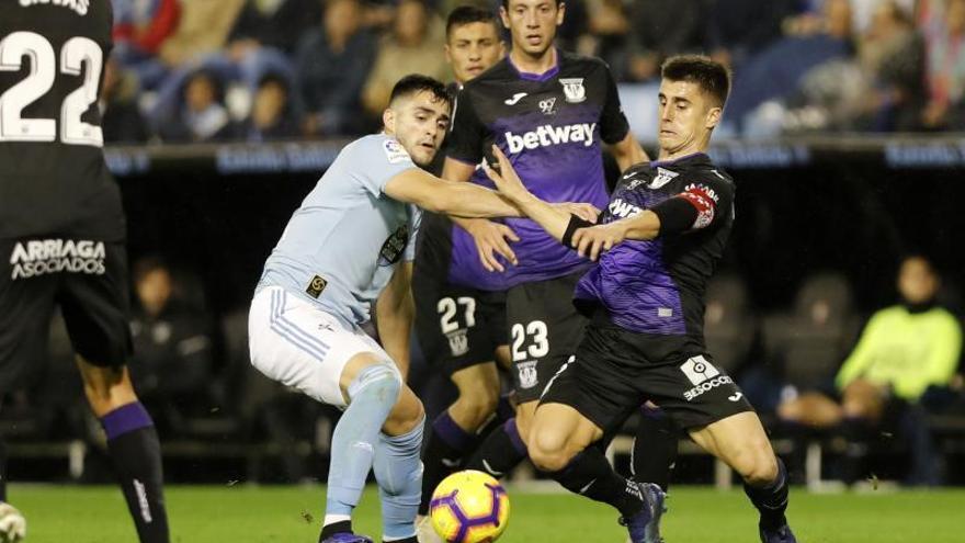 Maxi Gómez pelea por un balón durante el partido ante el Leganés.