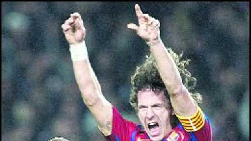 Henry celebra un gol en el Camp Nou, con Puyol tras él.