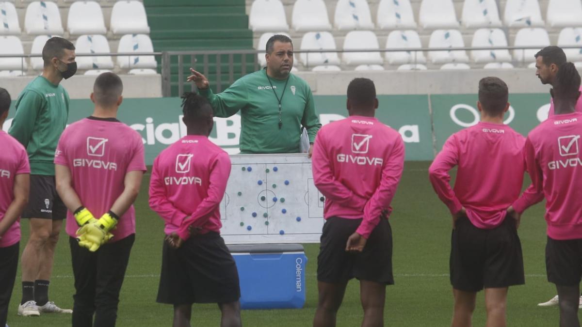 Germán Crespo, con la pizarra, se dirige a sus jugadores durante el entreno del Córdoba CF, este jueves en El Arcángel.