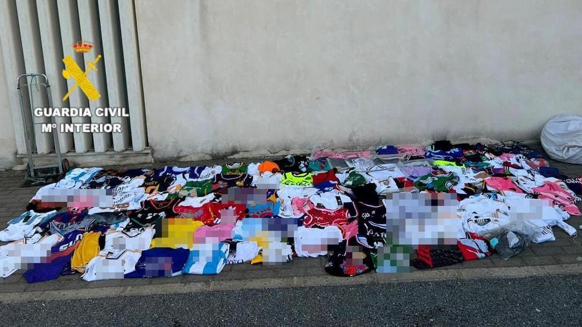 Camisetas de equipos de fútbol intervenidas por los agentes.