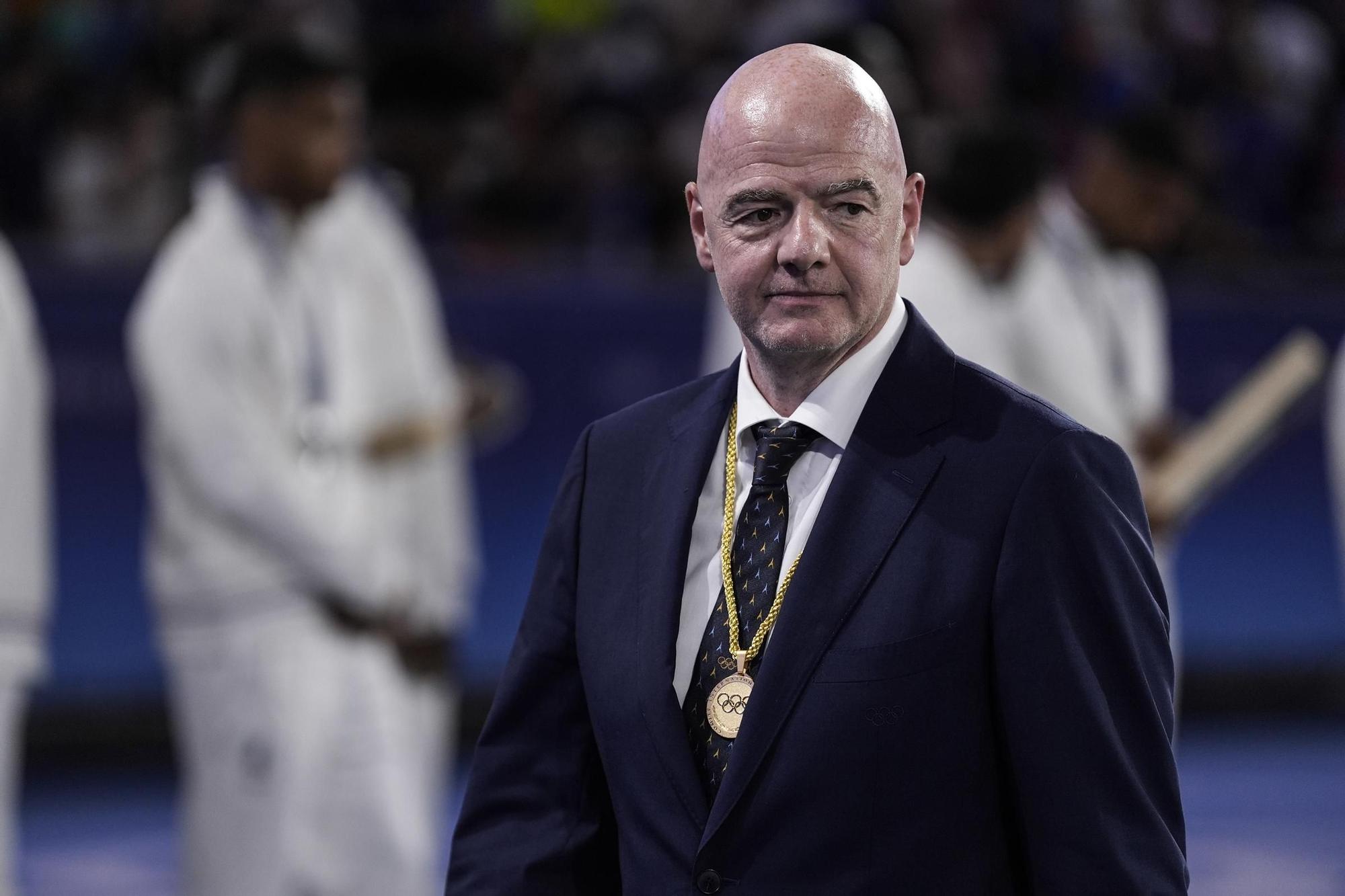 Infantino, presidente de la FIFA, prepara la 'Ley Vinicius': "Taparse la boca en un incidente racista debe suponer expulsión automática"