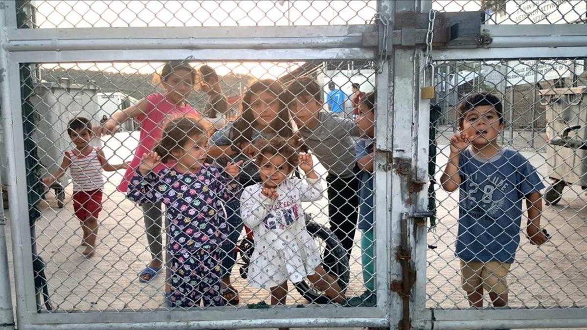 Niños en el campo de refugiados de Lesbo.