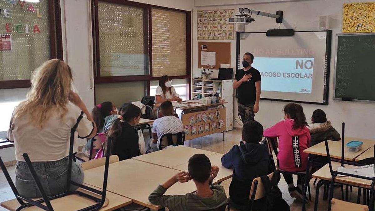 Un instante de la charla de Seth Vañó (Dolar One) en el colegio Miguel Hernández de Elche. | INFORMACIÓN