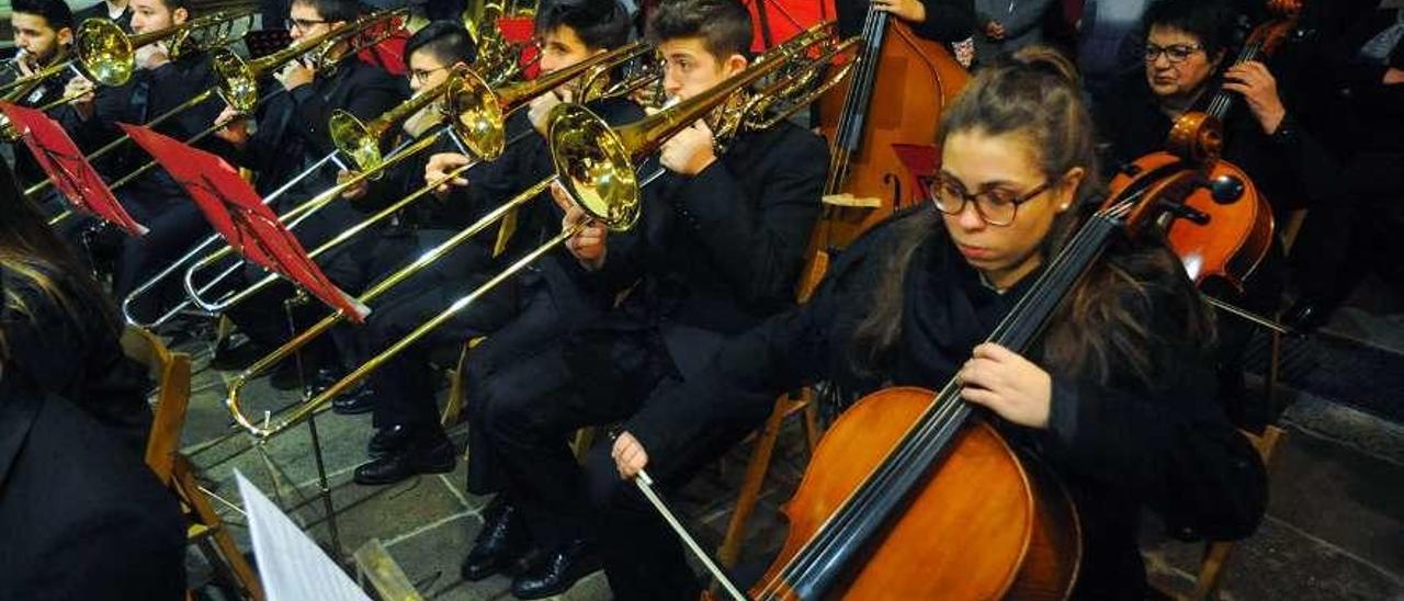 Los músicos meañeses pondrán su talento al servicio de la voz de Serafín Zubiri. // I. Abella