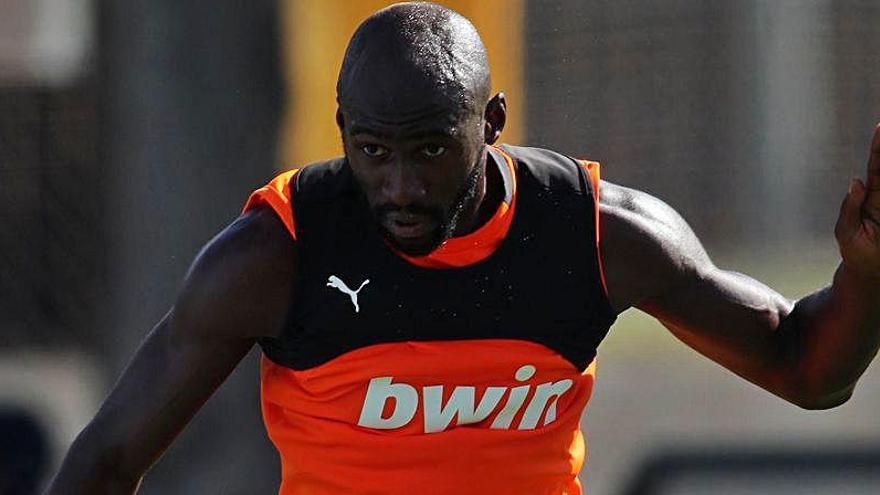 Mangala, a tope durante un entrenamiento en Paterna.