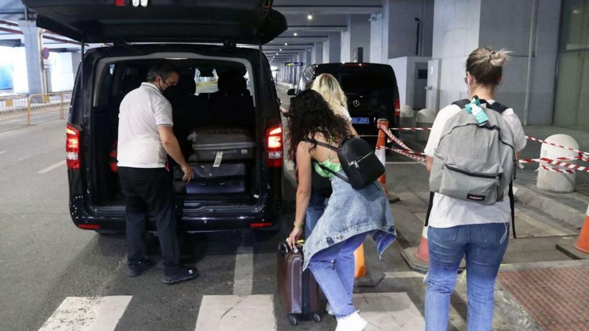 Unas viajeras se suben a un VTC tras aterrizar en el aeropuerto de Málaga.