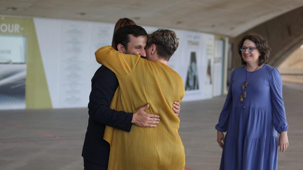 La nueva consellera de Cultura, Raquel Tamarit, abraza a su antecesor en el cargo, Vicent Marzà, durante su llegada al acto de toma de posesión