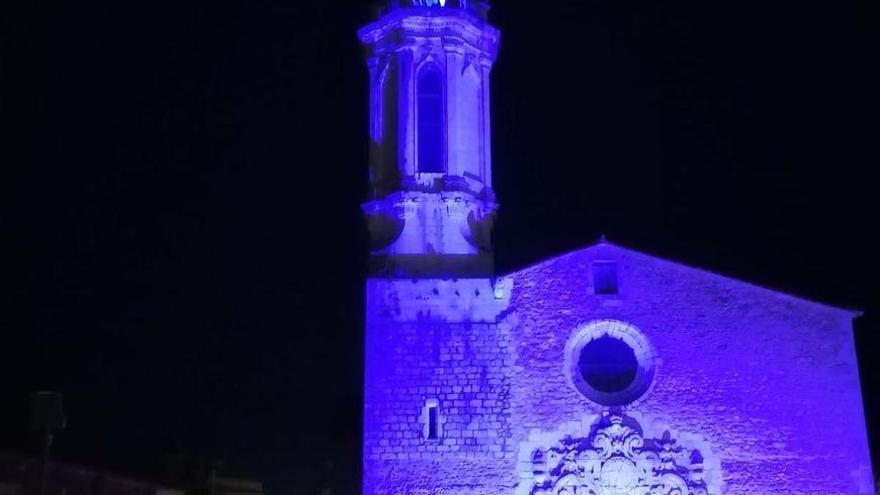 L&#039;església de Sant Andreu de Borrassà tenyida de blau.