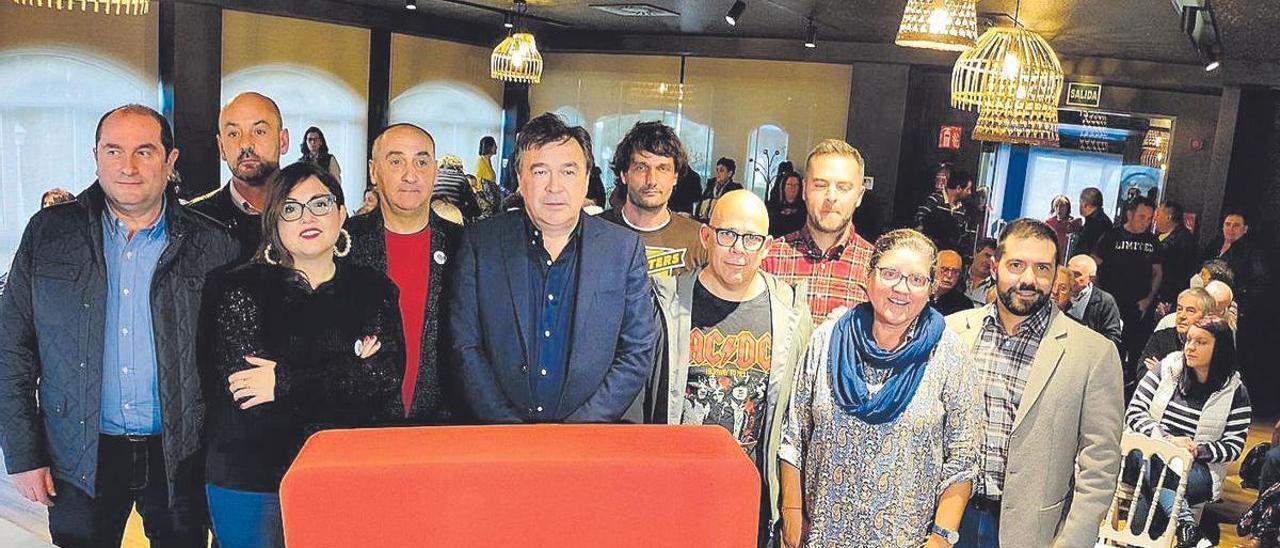 Por la izquierda, Manuel Fernández, Mario Fernández, Raquel Murias, Julio Cabal, Tomás Guitarte, Pablo Álvarez, Marcos Verano, Eduardo Pérez, Inmaculada Sáenz y Sergio Díez, ayer, al inicio del acto en La Colorada. | T. Cascudo