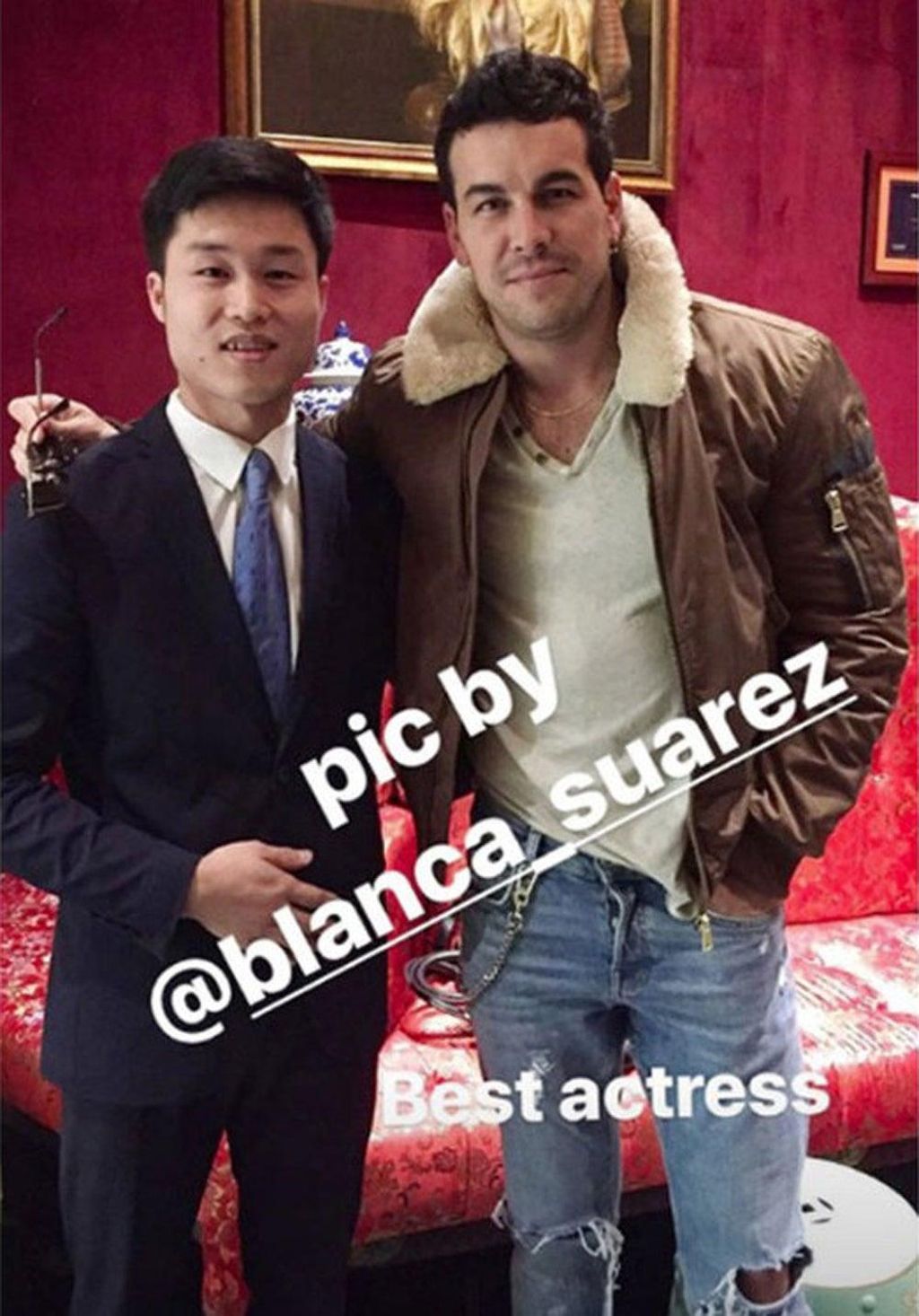 Mario Casas con un fan y con Blanca Suárez