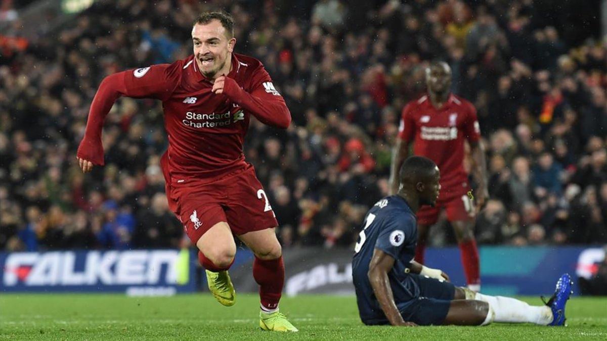 Shaqiri celebra un gol del Liverpool ante un compungido Eric Bailly