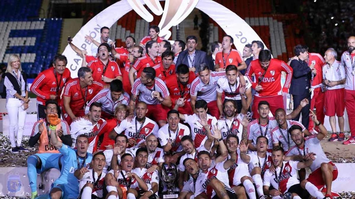 Los jugadores y el staff de River celebran la Supercopa argentina