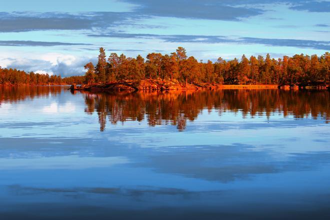 El lago Inari en otoño