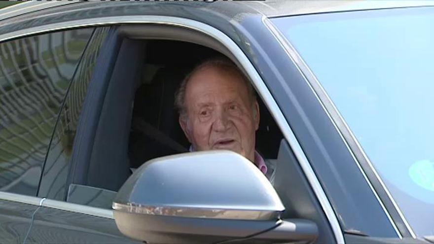 Don Juan Carlos recibe al alta hospitalaria