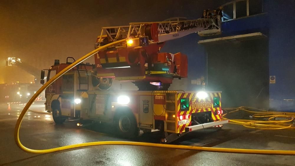 Un incendio calcina tres naves del polígono Santa Bárbara