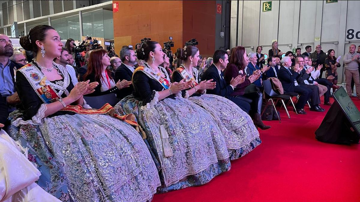 Reinas y Damas de Elche junto a más asistentes en Fitur este 2023