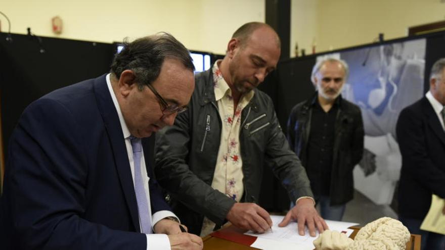 El rector José Orihuela y Lidó Rico, ayer en la UMU.