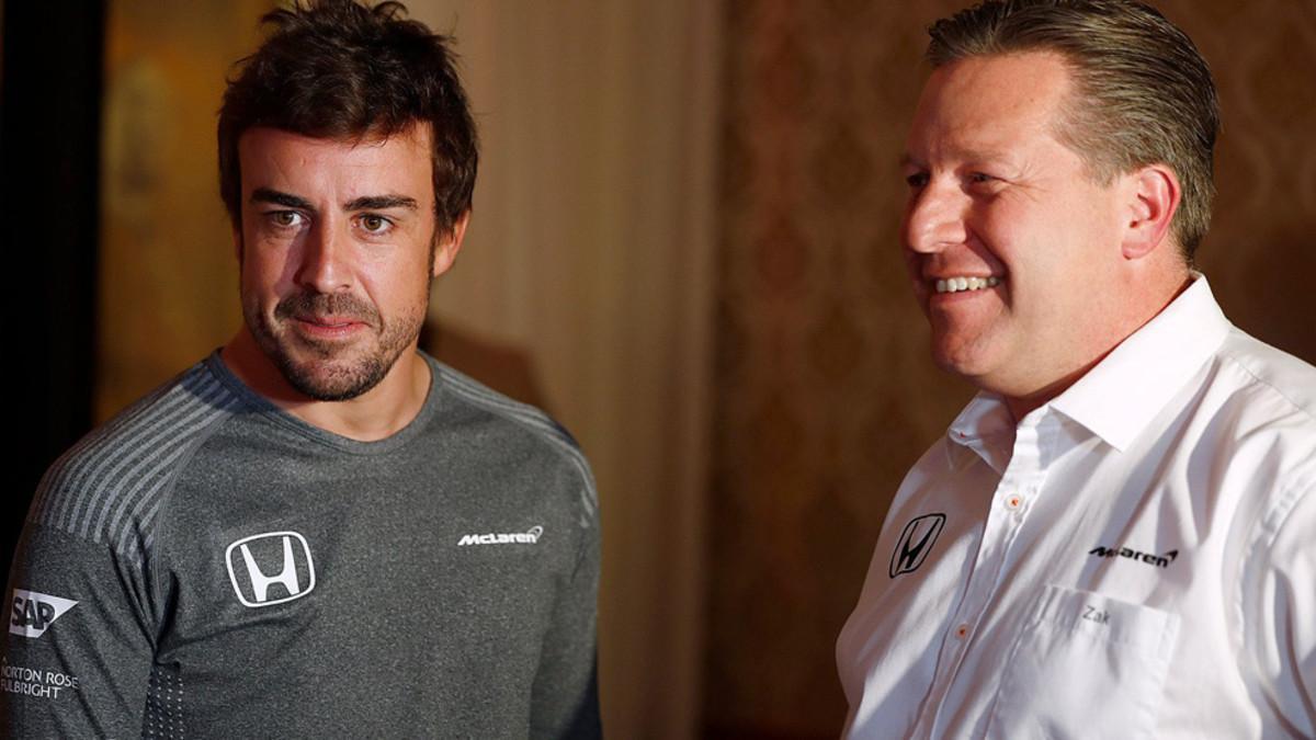 Alonso y Zak Brown en Bahrein