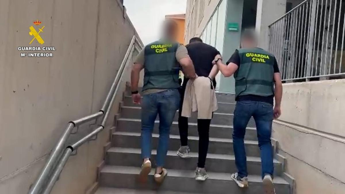 Uno de los detenidos a su llegada al cuartel de Lorca.