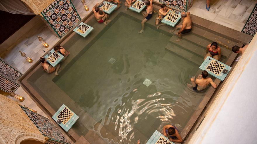 Hammam Al Andalús celebra el XIII torneo de ajedrez en el agua en los baños árabes de Palma