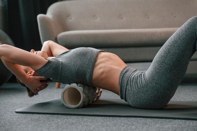 Mujer realizando ejercicios para lumbares