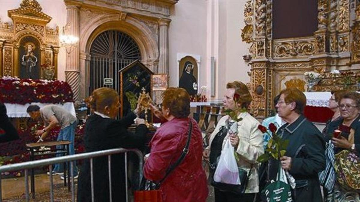 Cola para ofrecer flores a la imagen de santa Rita, ayer en la iglesia de Sant Agustí